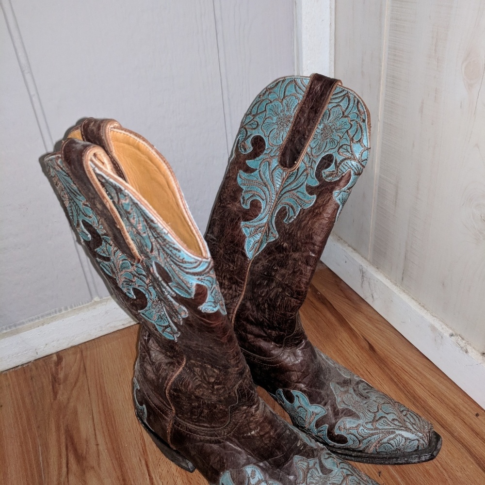 Old gringo woman's boots